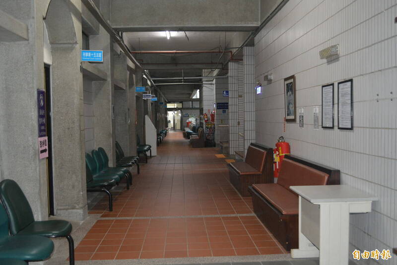 台中人妻出轨小王,且前往汽车旅馆发生7次性行为,人夫得知气炸提告,台中地院判赔40万元。图为台中地院法庭外走廊。(记者陈建志摄) 台中人妻出轨小王,且前往汽车旅馆发生7次性行为,人夫得知气炸提告,台中地院判赔40万元。图为台中地院法庭外走廊。(记者陈建志摄)