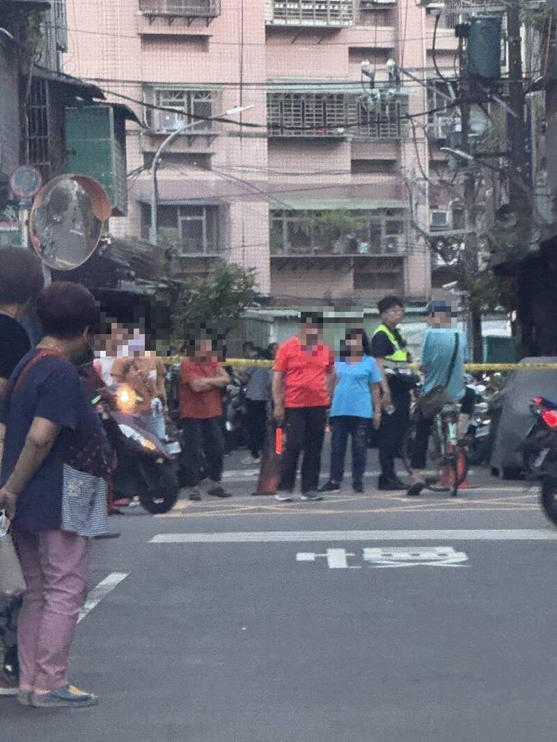新北市土城惊传逆子持刀杀害老母亲；警方拉起封锁线，居民围观。（记者吴仁捷翻摄）