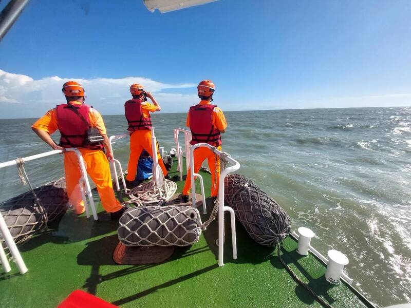 林姓钓客13日被海浪卷走，布袋海巡队35吨艇搜救。（海巡署提供）