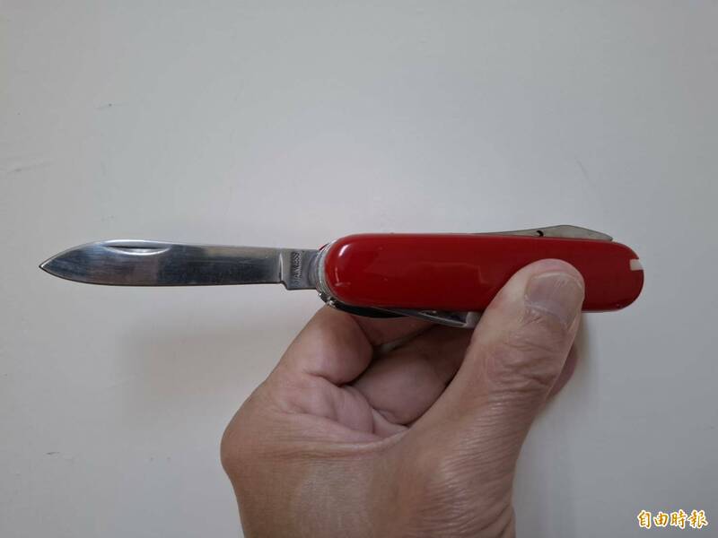 张男缺钱吸毒持瑞士刀抢劫超商得手1万元，重判7年半徒刑。示意照，非本案凶器。（记者李立法摄）