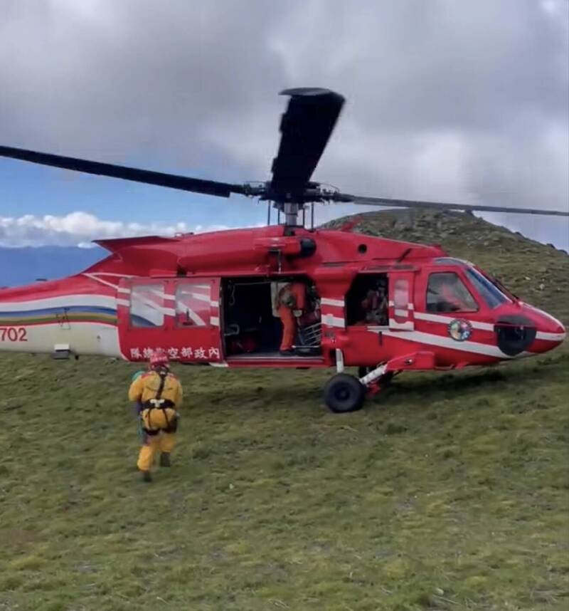直升机搭救南三段2长者山友和8岁男童。（消防署特种搜救队提供）