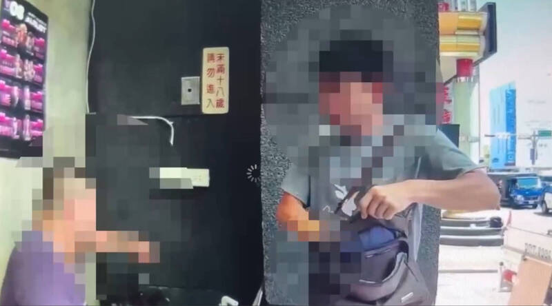 涉拿美工刀划伤李姓男同事的唐姓男子（左者）。（民众提供）