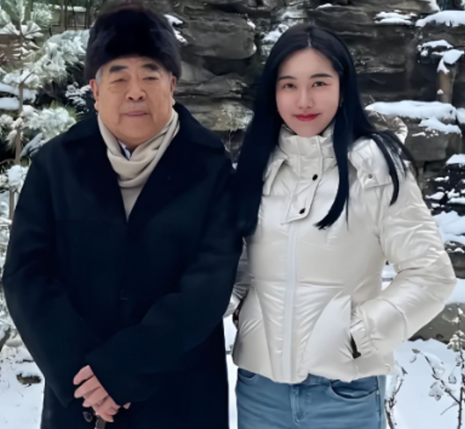 中国87岁知名国画、书法大师范曾，传出被37岁嫩妻徐萌搬空20亿人民币的字画、古董，范曾女儿范晓蕙已证实此事。（图撷自微博）