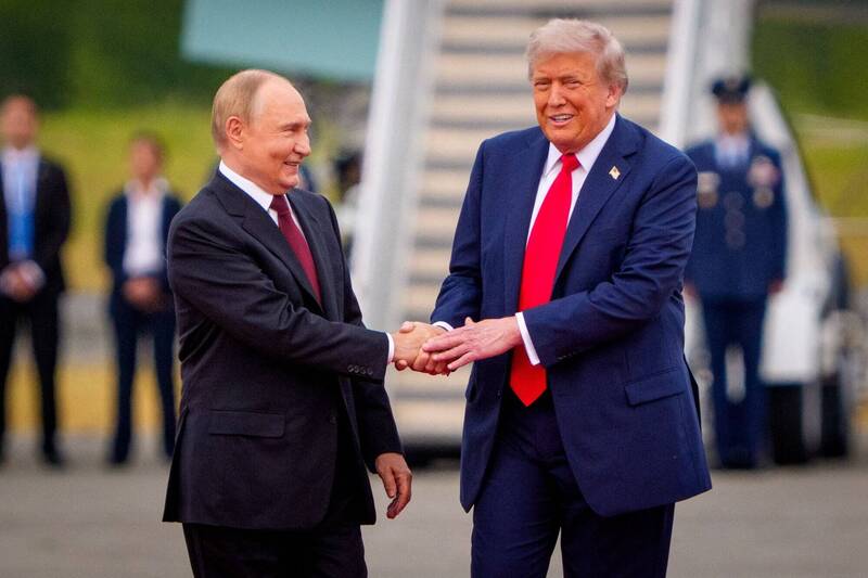 川普喊话乌克兰总统泽伦斯基接受普廷所提出的「和平协议」，直言俄罗斯是大国，而乌克兰不是。（法新社）