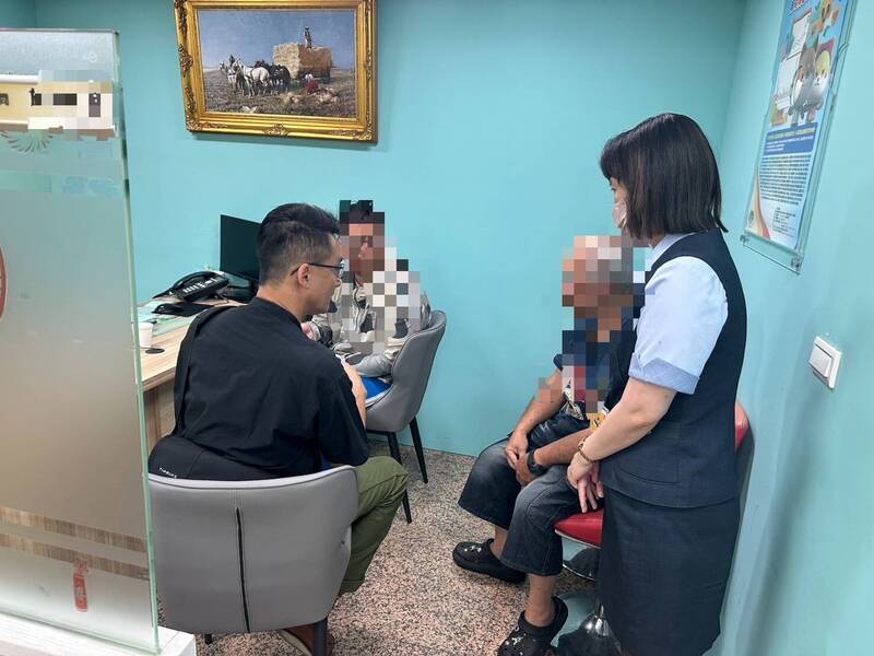 陈男在父亲陪同下到银行准备提款,幸行员与警方及时出手阻诈。(警方提供) 陈男在父亲陪同下到银行准备提款,幸行员与警方及时出手阻诈。(警方提供)