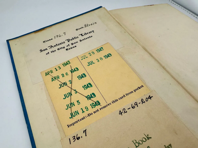 这本逾期近82年的书籍，内页的借阅卡上清晰地留下了1943年的日期戳印。（图撷取自San Antonio Public Library）