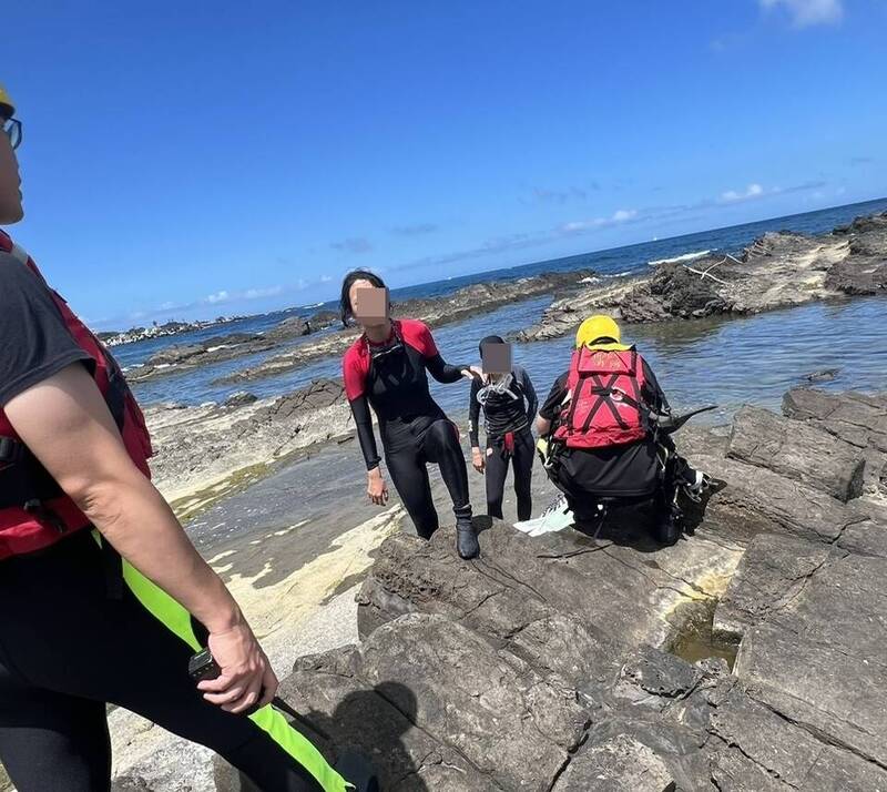 2名女泳客安全获救。（图由民众提供）