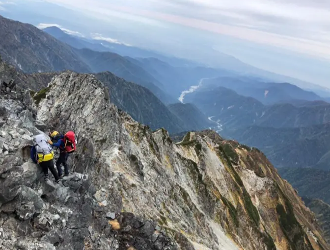 日本飞驒山脉接连传出2起山难,造成2名登山客丧命。图为剑岳登山情况。(图撷自THE JAPAN ALPS网站) 日本飞驒山脉接连传出2起山难,造成2名登山客丧命。图为剑岳登山情况。(图撷自THE JAPAN ALPS网站)