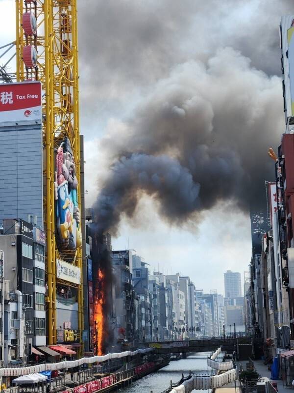 大阪道顿堀运河旁的一栋建筑物失火,冒出阵阵浓烟。(图撷取自社群媒体「X」) 大阪道顿堀运河旁的一栋建筑物失火,冒出阵阵浓烟。(图撷取自社群媒体「X」)