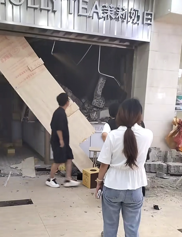中国手摇饮品牌茉莉奶白，在上海商场的门市于开业当日发生天花板掉落事件，导致17岁店员惨死。（图撷自微博）