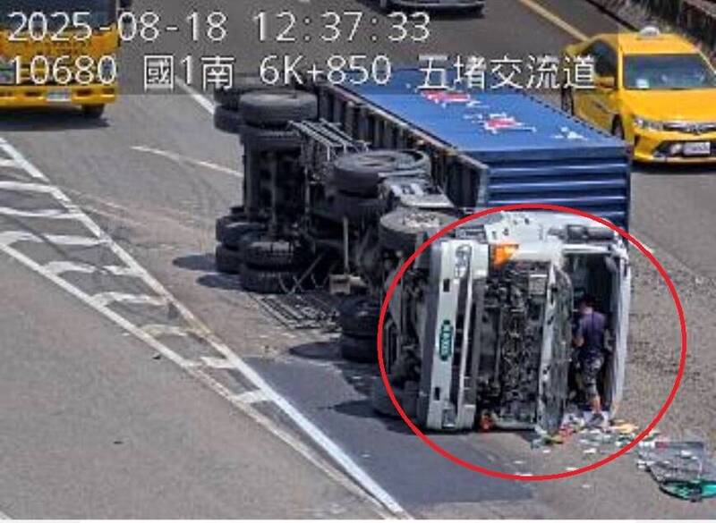 司机踹破挡风玻璃自行脱困。（翻摄自高公局网站）