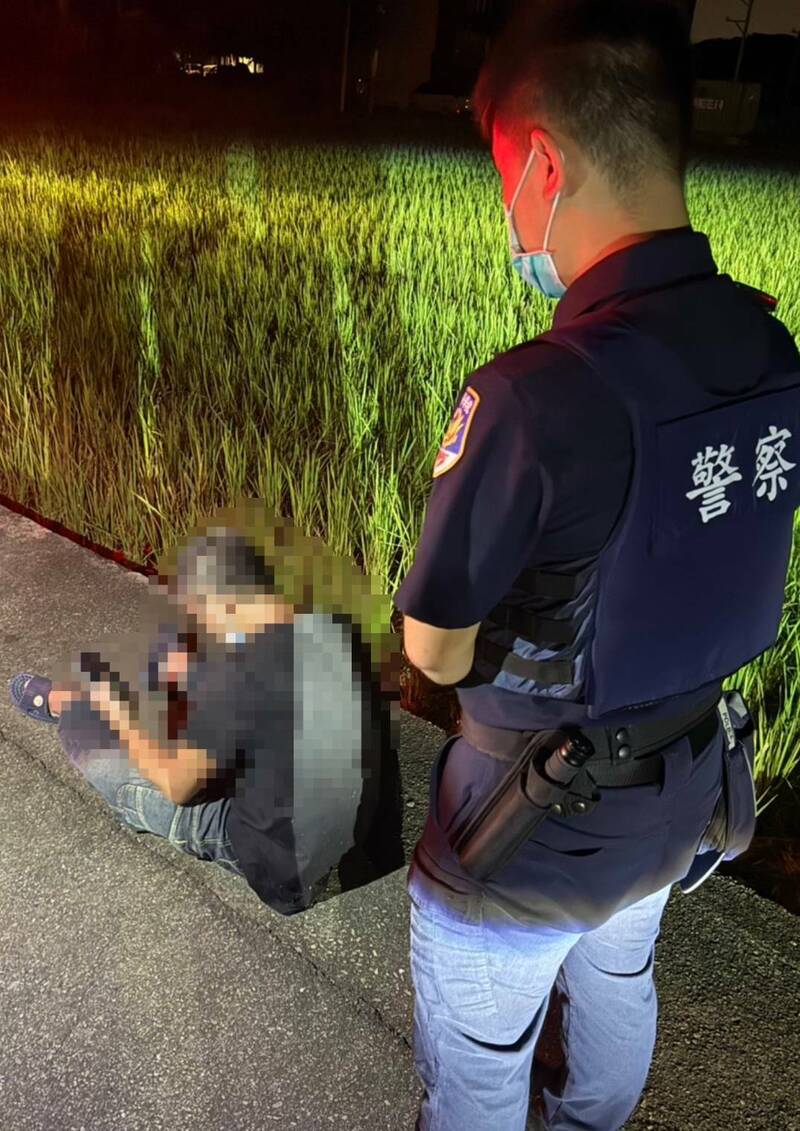 黄男倒在田边，幸热心民众发现报警。（民众提供）