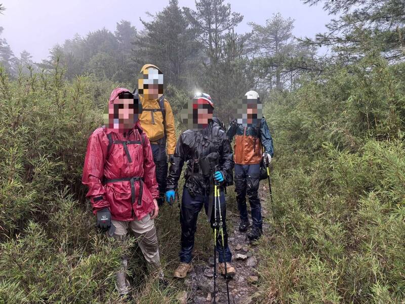 消防、林保署等单位合作成功救援迷途山友。（苗县府消防局提供）
