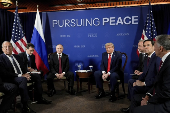 美国总统川普（右四）15日与俄罗斯总统普廷（左三）于阿拉斯加举行峰会。（美联社）