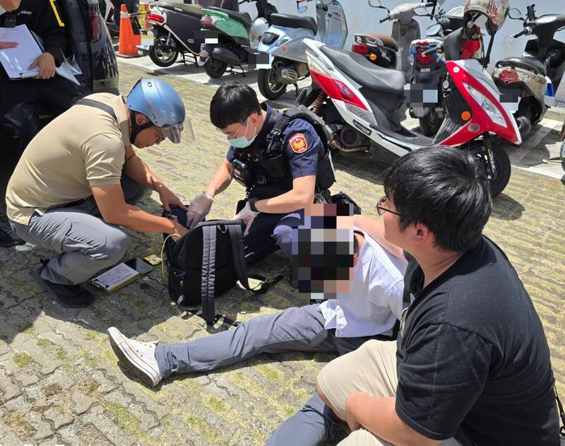 台南警方抓诈骗车手情形。（资料照，民众提供）