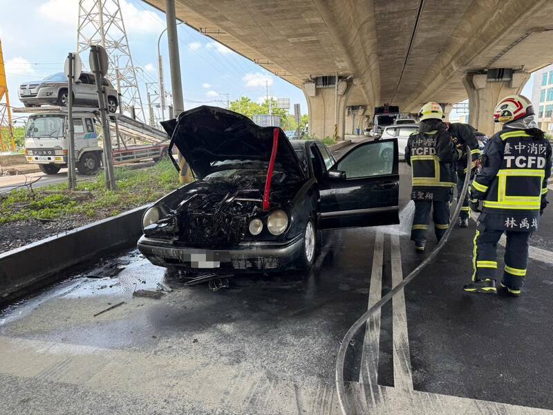 宾士车不明原因起火，消防人员获报到场扑灭火势。（民众提供）