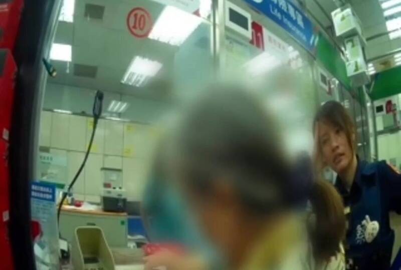 张妇接获自称检察官来电涉及诈骗案，到邮局解200万定存准备汇出时，所幸经警方及行员劝说，才了解是诈骗陷阱。（记者陆运锋翻摄）