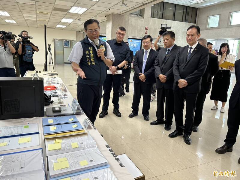 行政院打击诈欺指挥中心指挥官马士元，今天上率法务部、关务署、国家通讯传播委员会、高速公路局等代表到刑事警察局，听取打诈、扫黑相关成果简报。（记者邱俊福摄）