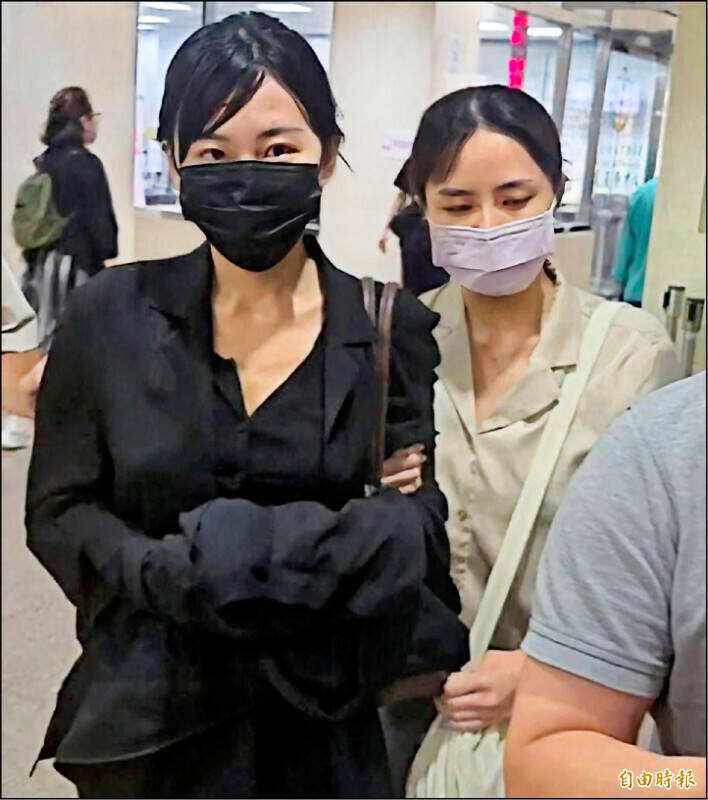 知名网红律师「仙塔律师」李宜諪(图左)涉泄密及洗钱被起诉。(资料照) 知名网红律师「仙塔律师」李宜諪(图左)涉泄密及洗钱被起诉。(资料照)