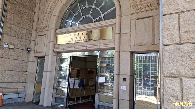 郑姓前柔道国手骑乘机车行经新北市一处桥下涵洞，因该路段累积很多淤泥导致摔车，又遭一部自小客车辗压致胸椎、肋骨等多处骨折而失能，他诉请国赔但一审败诉，高等法院改判新北市府应国赔162万多元。（记者杨国文摄）