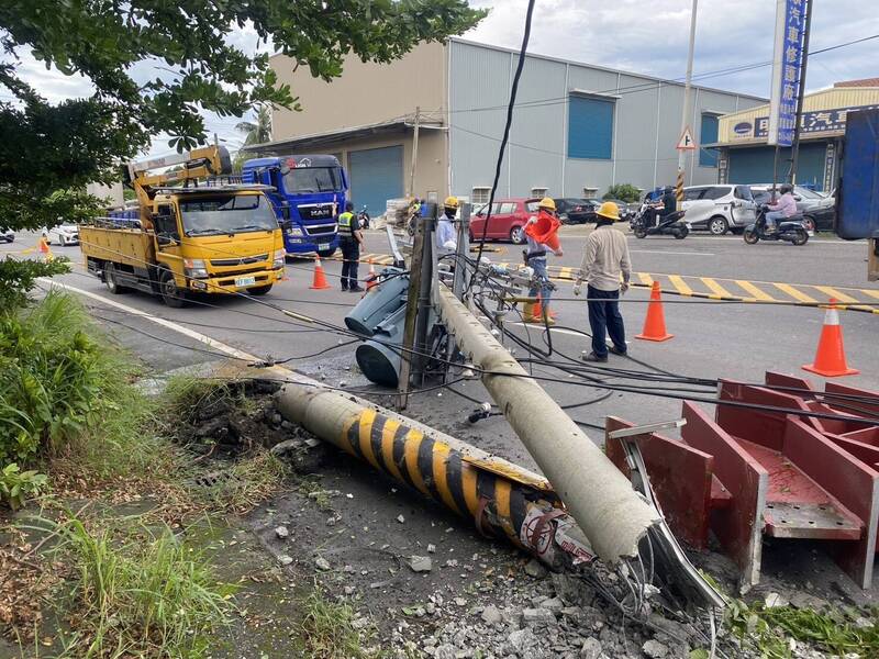 王姓男子所驾驶的营业货运曳引车未绑好钢材，掉落路面砸断电线杆，导致513户停电。（民众提供）