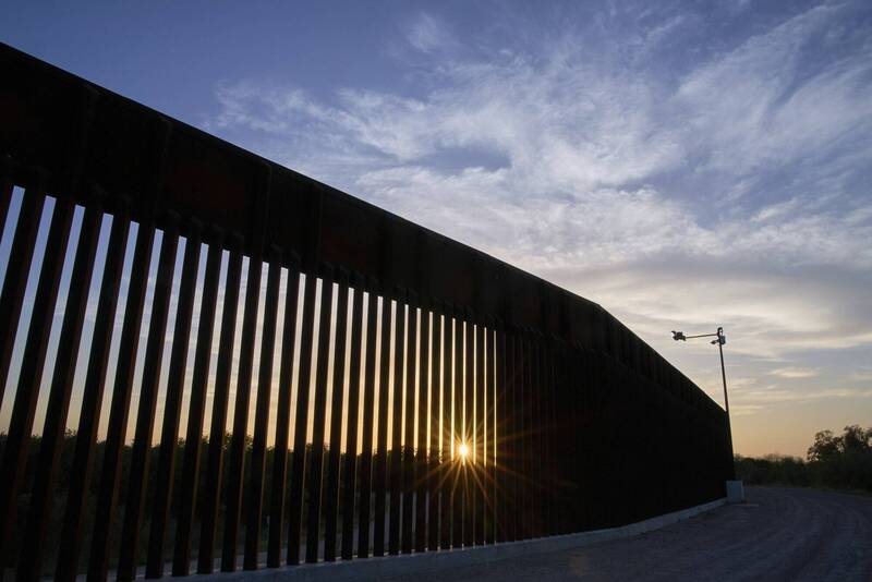 国土安全部部长诺姆宣布，因应川普具体要求，美墨边境围墙将被漆成黑色防攀爬。（美联社）