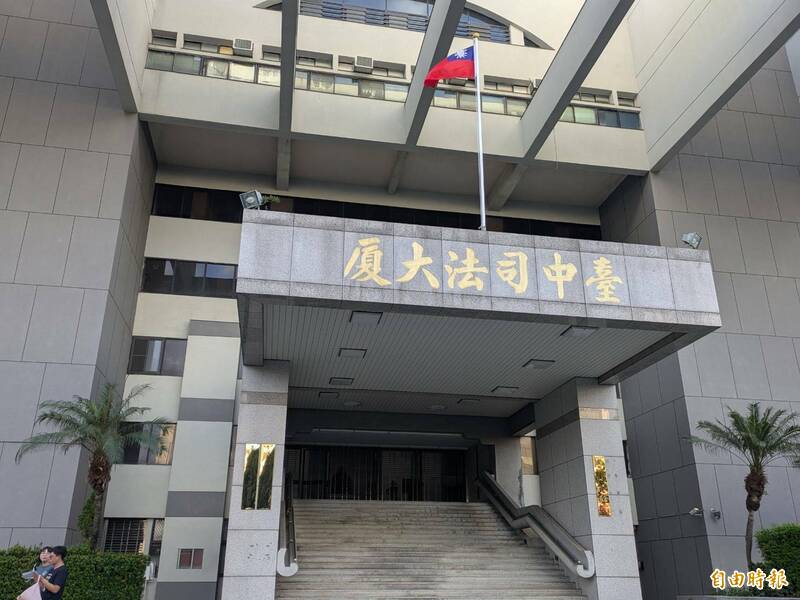 三恶煞只因借火被拒绝,就活活打死街友,台中地检署依重伤害致死罪起诉,由台中地院地院国民法官审理。(记者张瑞桢摄) 三恶煞只因借火被拒绝,就活活打死街友,台中地检署依重伤害致死罪起诉,由台中地院地院国民法官审理。(记者张瑞桢摄)