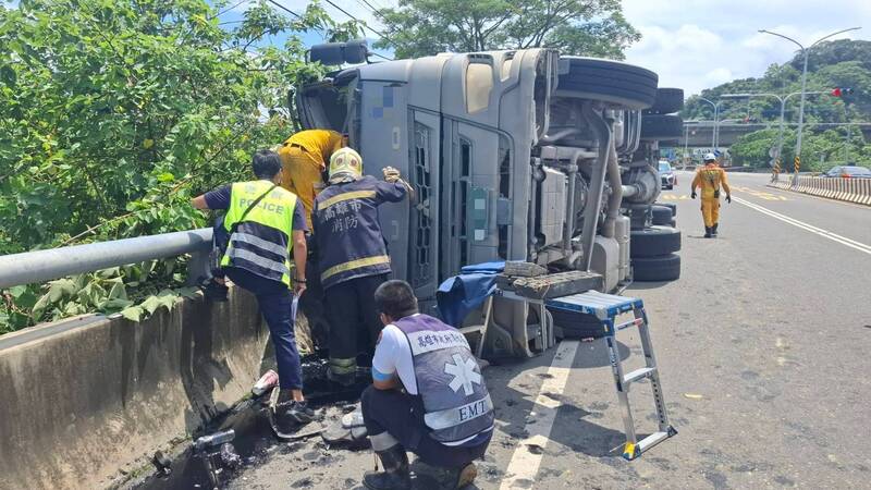 杨姓男子疑车速过快翻车受困车内,警消破坏车体后将他救出。(民众提供) 杨姓男子疑车速过快翻车受困车内,警消破坏车体后将他救出。(民众提供)