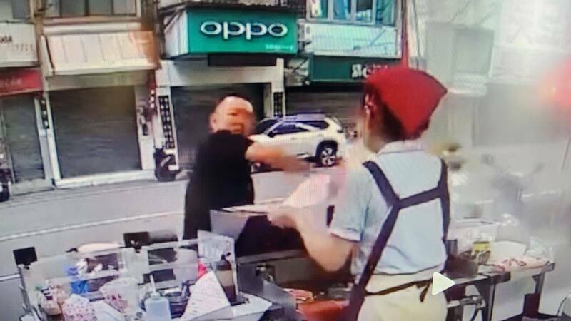 新竹市李姓男子16日到早餐店借厕所遭拒，一怒之下砸店、殴打店员。（记者蔡彰盛翻摄）