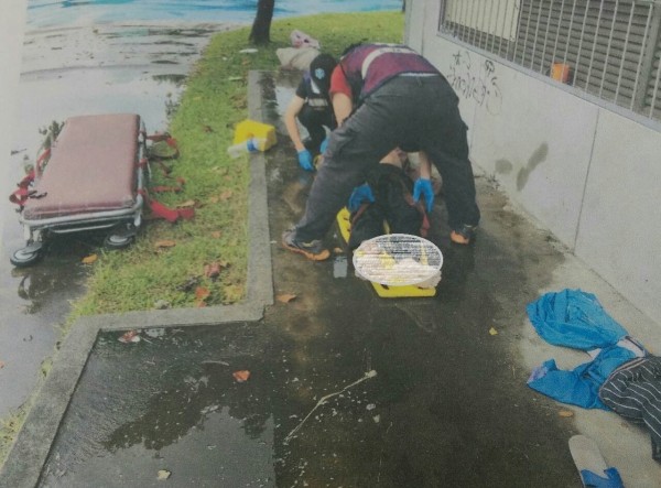 救护人员到场时，潘姓街友已无生命迹象。（记者李立法翻摄）