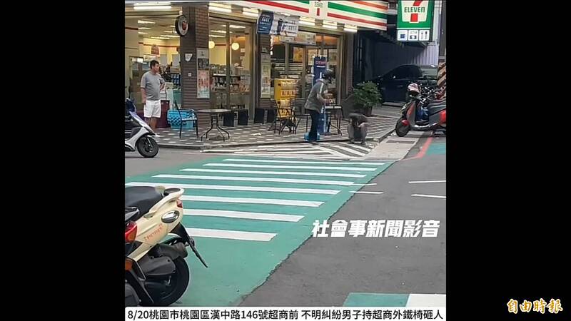 头戴安全帽的男子,突然拿起超商铁椅,朝一旁男子狠砸。(撷取自社会事新闻影音) 头戴安全帽的男子,突然拿起超商铁椅,朝一旁男子狠砸。(撷取自社会事新闻影音)