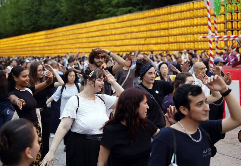 最新统计数字显示,外国游客无据「末日预言」,7月访日外国游客创同期新高,台湾游客还创单月新高。(欧新社) 最新统计数字显示,外国游客无据「末日预言」,7月访日外国游客创同期新高,台湾游客还创单月新高。(欧新社)