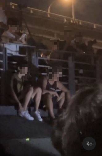 警方正在劝导坐在斜坡上男子,没想到男子竟回呛「你上来啊」。(图撷取自 Threads ) 警方正在劝导坐在斜坡上男子,没想到男子竟回呛「你上来啊」。(图撷取自 Threads )