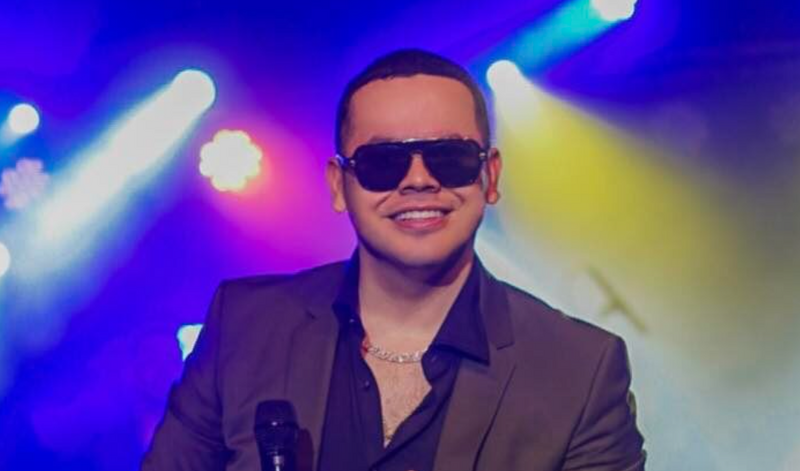 曾歌颂贩毒集团的墨西哥音乐家巴拉哈斯在1个停车场被枪杀。（撷自Facebook）