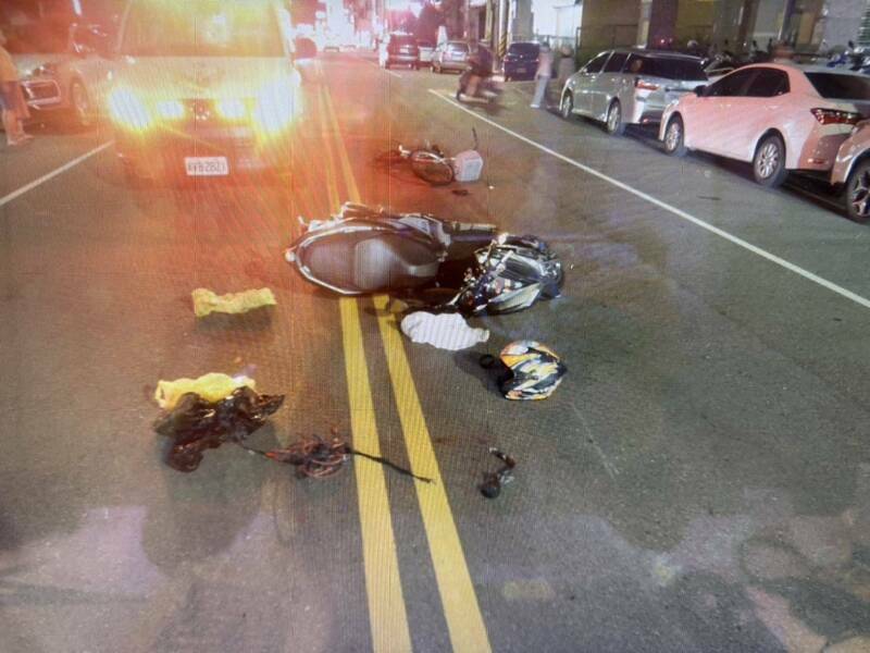 台中地院认为肇事主因是蔡妇逆向，另外，路旁停满汽车，还有厢型车停在快车道（左后方），黄男仅1秒反应时间，判决黄男无罪。（民众提供）