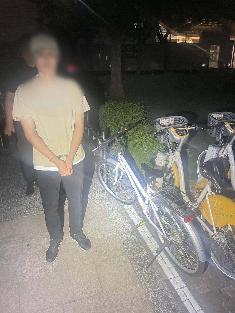 警方逮捕窃嫌。（读者提供）