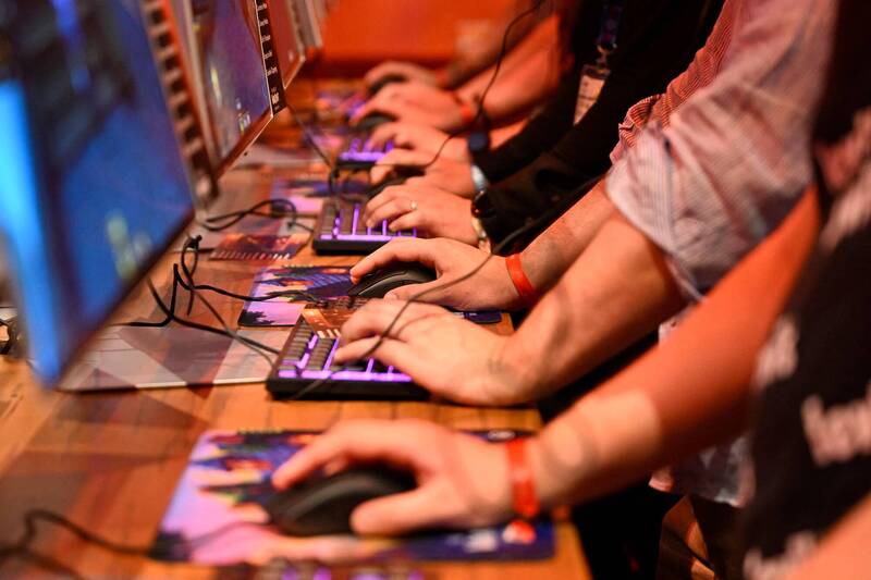 一名32岁芬兰女子在自宅遭陌生男子闯入刺杀，孰料她恰巧正在玩线上游戏，而英国网友竟「即时」听到全程，随后因为与女子一直无法联系转而寄送电邮报案，当地警方隔日上门查看发现女子陈尸客厅，随后追查男嫌犯案发逃逸后死亡。示意图，图与新闻事件无关。（法新社资料照）