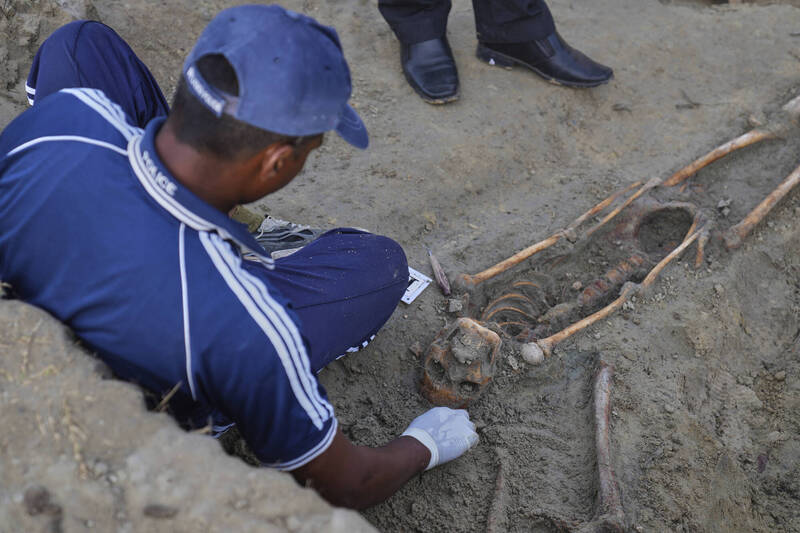 斯里兰卡贾夫纳持续进行的乱葬岗挖掘行动有最新发现。截至目前，已出土141具人类骨骸。（美联社）