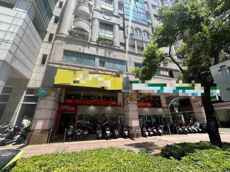 高雄市某家24小时漫画店，惊传男子陈尸包厢已明显死亡。（民众提供）