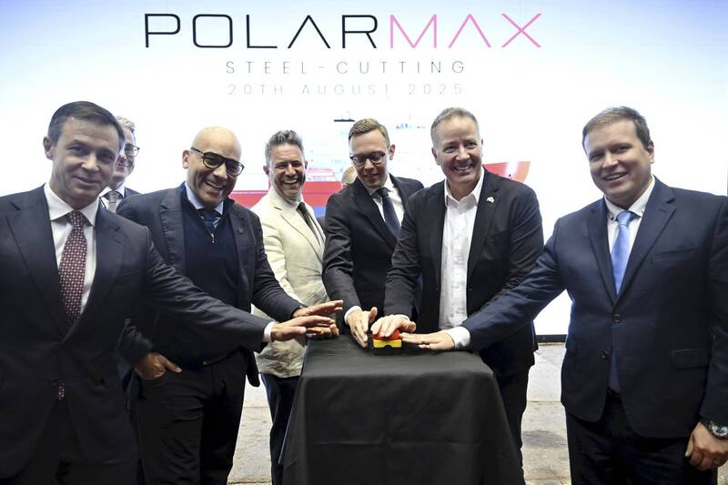 加拿大和芬兰代表在芬兰赫尔辛基造船厂举行的极地极限号开工仪式上合照。（美联社）