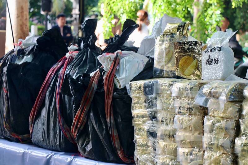 泰国清迈警方18日外出巡逻,在一辆车上搜出28个印有「榴梿」字样、装著搜总计700公斤重冰毒的麻袋。(图撷取自「Xสำนักงาน ป.ป.ส. - ONCB」脸书粉专) 泰国清迈警方18日外出巡逻,在一辆车上搜出28个印有「榴梿」字样、装著搜总计700公斤重冰毒的麻袋。(图撷取自「Xสำนักงาน ป.ป.ส. - ONCB」脸书粉专)