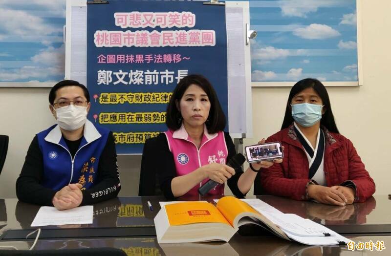 国民党籍桃园市议员舒翠玲(中)诈领助理费案,桃园地院今依「使公务员登载不实」罪,判舒有期徒刑1年、缓刑3年,并须支付公库50万,全案还可上诉。(资料照,记者郑淑婷摄) 国民党籍桃园市议员舒翠玲(中)诈领助理费案,桃园地院今依「使公务员登载不实」罪,判舒有期徒刑1年、缓刑3年,并须支付公库50万,全案还可上诉。(资料照,记者郑淑婷摄)