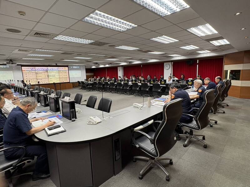 警政署署长张荣兴今日主持8月23日公投罢免投开票前视讯专案会议。(记者邱俊福翻摄) 警政署署长张荣兴今日主持8月23日公投罢免投开票前视讯专案会议。(记者邱俊福翻摄)