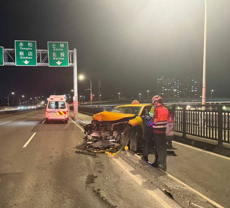 计程车在华江桥失控自撞。（记者刘庆侯翻摄）