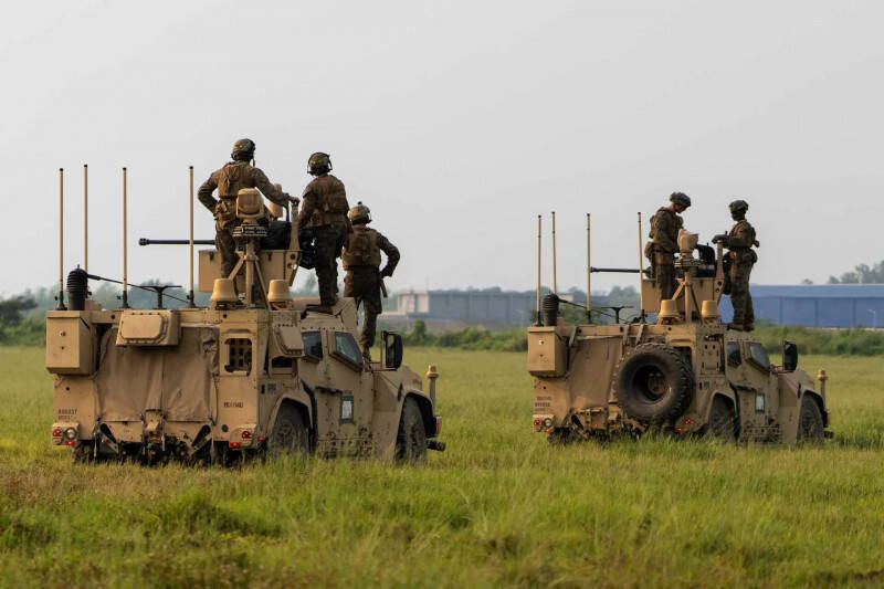 日本陆上自卫队与美军陆战队预定9月举行规模破纪录的「坚毅之龙」（Resolute Dragon）联合演习，美军的两套最新反舰、防空系统「NMESIS」与「MADIS」，将在这次演习中首次部署于邻近台湾的冲绳县石垣岛。图为美国陆战队于菲律宾「肩并肩」演习期间，在甘提欧奎海军基地部署MADIS Mk1反无人机防空系统。（图：美国国防部）