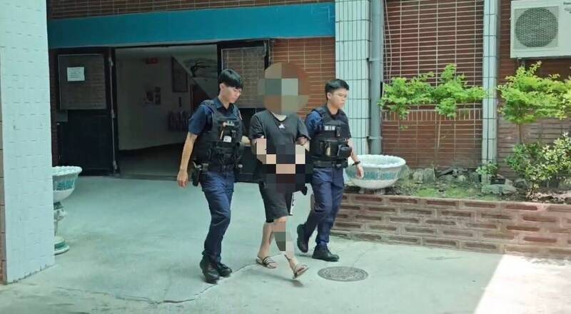 花莲县吉安乡蔡姓男子(中)持刀划伤同居女友手、脚,被警方当场逮捕。(吉安警分局提供) 花莲县吉安乡蔡姓男子(中)持刀划伤同居女友手、脚,被警方当场逮捕。(吉安警分局提供)