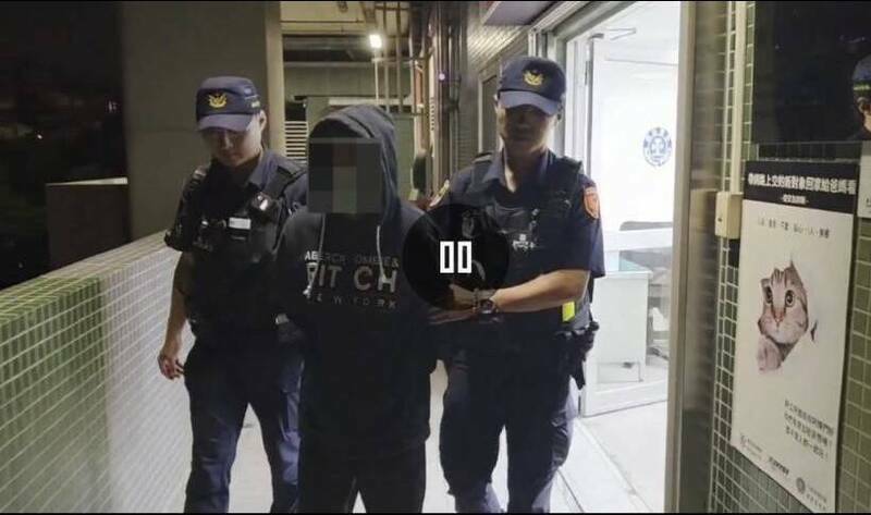 黄男（中）在台中丰原火车站售票大厅砍伤前女友母女，被中检依杀人未遂罪起诉。（警方提供）