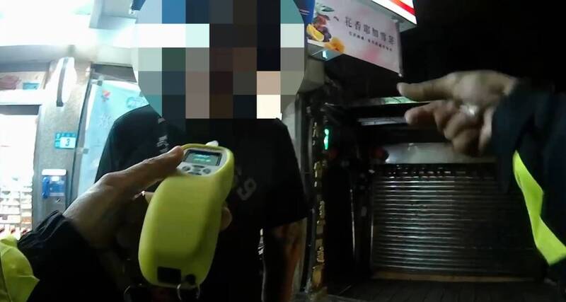 吴男拒绝酒测被警方开罚单后,扣车处分。(记者吴升儒翻摄) 吴男拒绝酒测被警方开罚单后,扣车处分。(记者吴升儒翻摄)