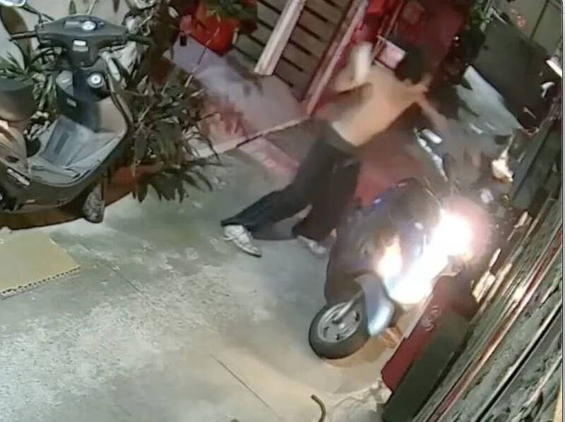 半裸男随机拦车推倒后,挥拳殴打妇女,甚至拿著大铁罐砸头部。(记者蔡淑媛翻摄) 半裸男随机拦车推倒后,挥拳殴打妇女,甚至拿著大铁罐砸头部。(记者蔡淑媛翻摄)