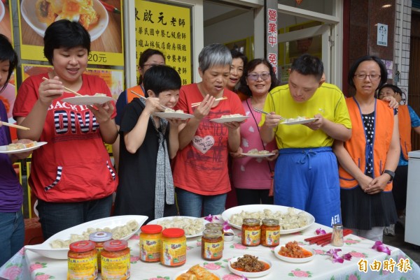 罗东镇业者捐10天部分所得，帮助圣嘉民启智中心修缮设施。（记者朱则玮摄）